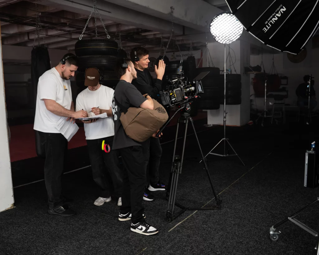 Filmový štáb WRAP. production a Filmarina pri príprave kamerového a svetelného setupu v industriálnom priestore King's Gym Bratislava.